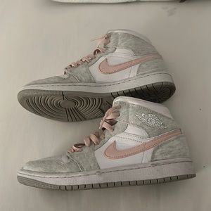 Womens Air Jordan 1 MID SE "Heather Grey / Pink"